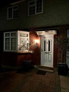 Modern 2-Bed House, Enfield- Parking, Quiet Area - 4