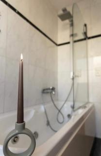 Familienwohnung mit Whirlpool Badewanne und Balkon - 4