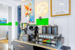 D- Hip & Stylish NoHo Family-Friendly Home near Universal & Hollywood with Patio - Hot Tub - Games - & Parking - 5