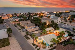 The CrabTrap Villa • 2 Bungalows • Steps to Beach - 9
