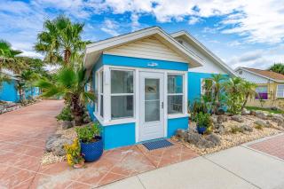 The CrabTrap Villa • 2 Bungalows • Steps to Beach - 5