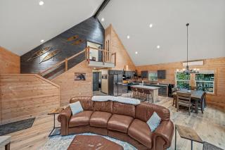 Lux Rainier Chalet With Hot tub, Sauna-Fireplace, WiFi - 0