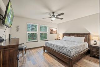 Lux Rainier Chalet With Hot tub, Sauna-Fireplace, WiFi - 9