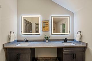 Lux Rainier Chalet With Hot tub, Sauna-Fireplace, WiFi - 8