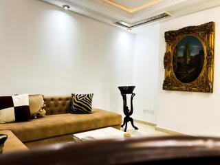 Luxury City Center Apartment Minutes from Beach & Train Station شقة فاخرة في وسط المدينة وعلى بعد دقائق من البحر - 5