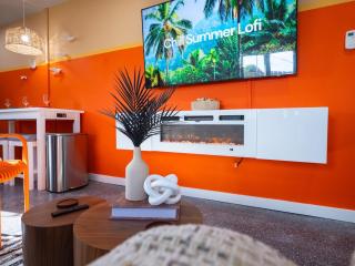 The Orange Lounge - 8 min to KU & Mass - 9