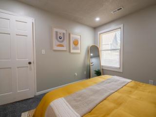 The Orange Lounge - 8 min to KU & Mass - 5