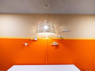 The Orange Lounge - 8 min to KU & Mass - 3