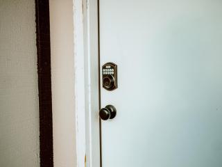 The Orange Lounge - 8 min to KU & Mass - 1