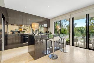 Luxury Riverside Retreat in Benowa - 4