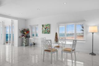 Modern, Stunning & Bright Central Beach Villa - 1