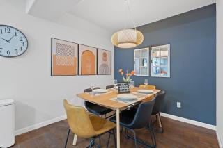 Designer Daylight Basement Near Edmonds Downtown - 9