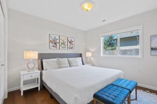 Designer Daylight Basement Near Edmonds Downtown - 8