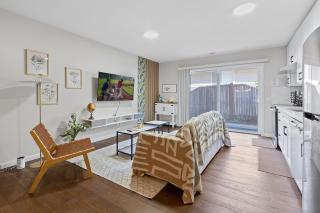 Designer Daylight Basement Near Edmonds Downtown - 4