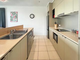 '12' Top Floor Apartment with Ocean Views - 9