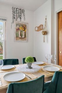 Executive Retreat - 2 Parking Spaces, Sleeps 4! - 9