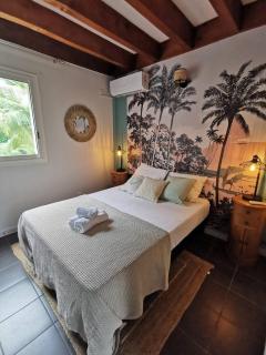 COTTAGE BLUE classé 3 étoiles - 4 à 6 personnes - 2 chambres - accès direct à la plage et à l'esplanade de Boucan Canot avec ses bars et restaurants - 9