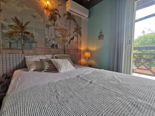 COTTAGE BLUE classé 3 étoiles - 4 à 6 personnes - 2 chambres - accès direct à la plage et à l'esplanade de Boucan Canot avec ses bars et restaurants - 8