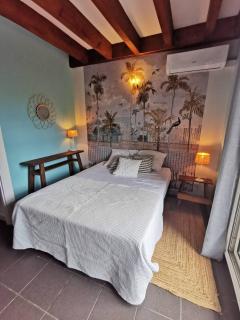 COTTAGE BLUE classé 3 étoiles - 4 à 6 personnes - 2 chambres - accès direct à la plage et à l'esplanade de Boucan Canot avec ses bars et restaurants - 7