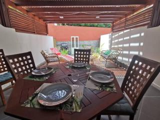 COTTAGE BLUE classé 3 étoiles - 4 à 6 personnes - 2 chambres - accès direct à la plage et à l'esplanade de Boucan Canot avec ses bars et restaurants - 6