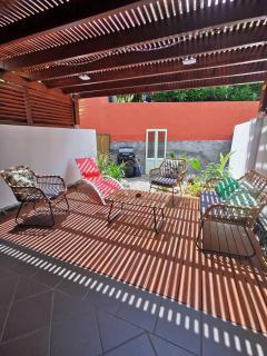 COTTAGE BLUE classé 3 étoiles - 4 à 6 personnes - 2 chambres - accès direct à la plage et à l'esplanade de Boucan Canot avec ses bars et restaurants - 4