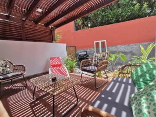 COTTAGE BLUE classé 3 étoiles - 4 à 6 personnes - 2 chambres - accès direct à la plage et à l'esplanade de Boucan Canot avec ses bars et restaurants - 1