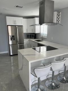 Cozy Miami House just renovated with 2 bedrooms available - 4