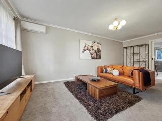 U2 Modern Clayton Retreat - 8