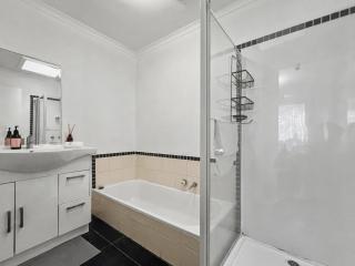 U2 Modern Clayton Retreat - Clayton North - 4