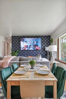 Executive Retreat - 2 Parking Spaces, Sleeps 4! - 8