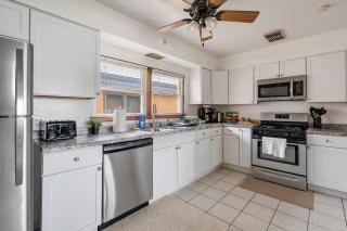 Executive Retreat - 2 Parking Spaces, Sleeps 4! - 7