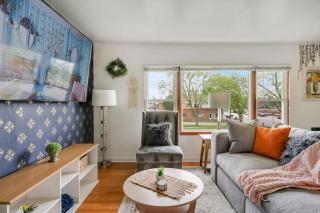 Executive Retreat - 2 Parking Spaces, Sleeps 4! - 6