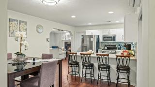 Birch Hollow by AvantStay Cozy Poconos Home w Fireplace Soaking Tub Kid’s Play Area - 1