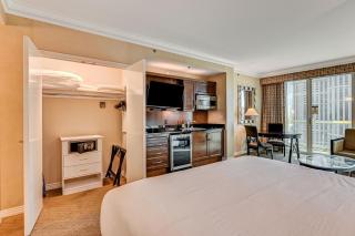 The Aura JR PREMIUM SUITE Strip view Balcony TWR 3 - 4