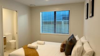 Luxurious Stay with Mountain Views - 8