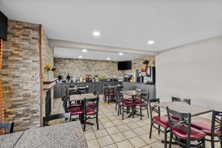 Days Inn & Suites by Wyndham Des Moines Airport - Des Moines - 1