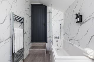 Modern Terrace, 2 Bathroom, Patio, Free Parking - 3