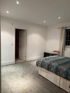 Essex Bungalow Ideal for Workers & Long-Term Stays - Upminster - 9