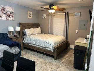 Just Like Being at Home- Newly Renovated Unit - 4