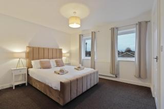 Spacious 3 Bed - FREE Parking - Great for Workers - 8