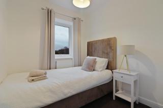 Spacious 3 Bed - FREE Parking - Great for Workers - 7