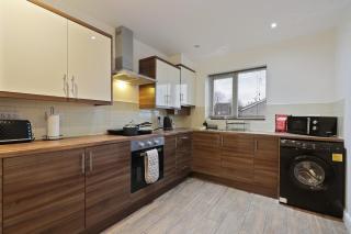 Spacious 3 Bed - FREE Parking - Great for Workers - 5