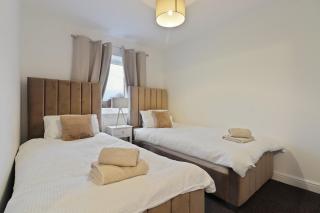 Spacious 3 Bed - FREE Parking - Great for Workers - 6