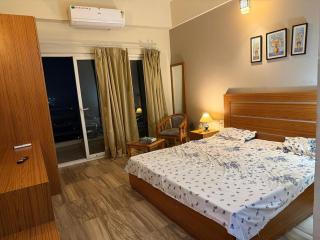 Smart Budget Stay Near Expo Mart and Metro Station - 8