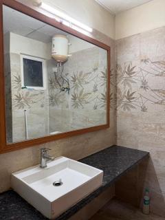 Smart Budget Stay Near Expo Mart and Metro Station - 7