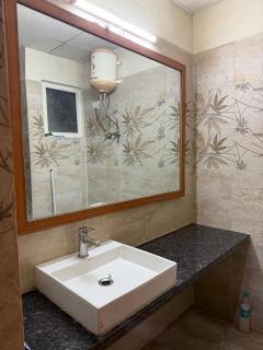 Smart Budget Stay Near Expo Mart and Metro Station - 5