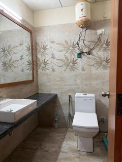 Smart Budget Stay Near Expo Mart and Metro Station - 2