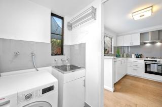 Charming North Freo Terrace w Balcony & Parking - North Fremantle - 2
