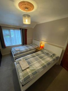 Lovely 4 bed house with patio & bbq - 4