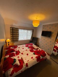 Lovely 4 bed house with patio & bbq - 8